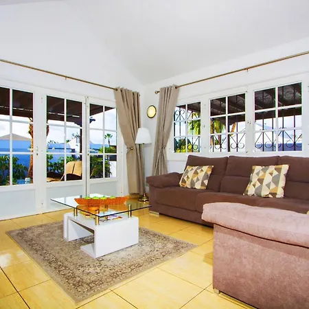 Exceptional 3 Bedroom Adsey -short Walk To Town - By Lanzarote Leisure