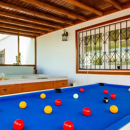 Exceptional 3 Bedroom Adsey -short Walk To Town - By Lanzarote Leisure Villa