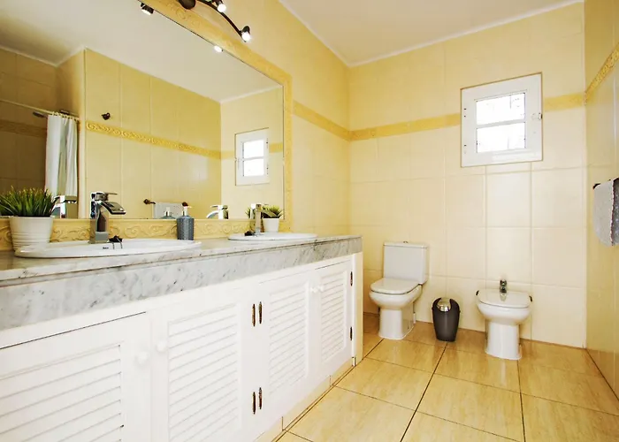 Exceptional 3 Bedroom Adsey -short Walk To Town - By Lanzarote Leisure